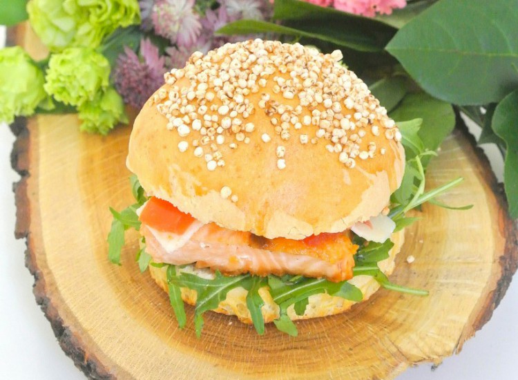 Réaliser un burger original au saumon, pesto d'ail et roquette
